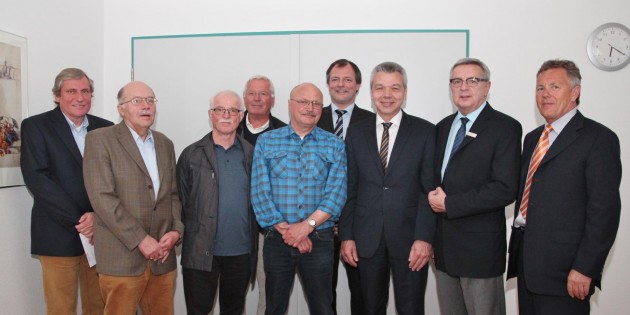 Der neu gewählte Stiftungsrat: Robert Geiger (von links), Gerhard Bühler, Dieter Uhlmann, Peter Liermann, Dr. Walter Risse, Stefan Nickel, Bürgermeister Gottfried Störmer, Wolfhard Hensel und Walter Konrad (nicht im Bild sind Hellmut Kill und Richard Hinz). Foto: Hannelore Nowacki