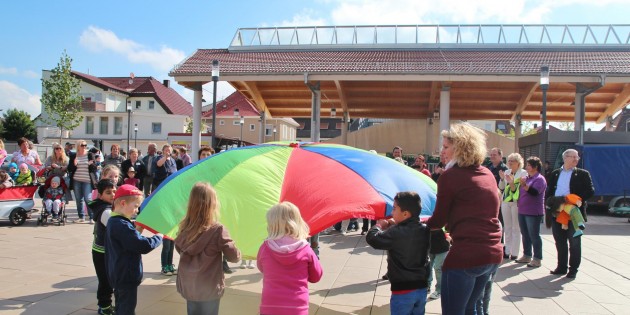 Der neue Marktplatz wurde für die Kinder vom städtischen Kindergarten Sonnenschein zur Bühne. Im Hintergrund die neue Markthalle, in der das Leben pulsierte. Interessantes gab es dort zu entdecken, zum Beispiel Zwerghuhnküken, edle Tauben und himmlisches Brot. Foto: Hannelore Nowacki