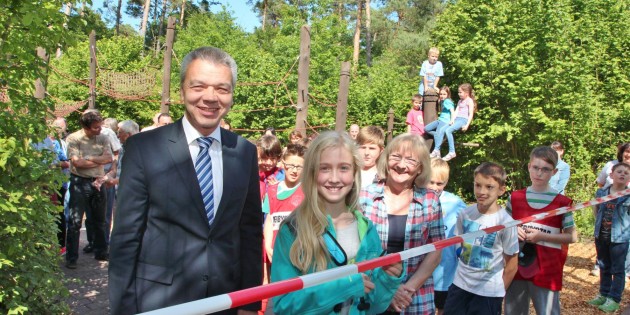 Bürgermeister Gottfried Störmer überließ Melanie Kugler die Schere, die als Vertreterin der Jugend zukünftig im Jugendbeirat mitwirken möchte. Ortsvorsteherin Carola Biehal ist mit dem neuen Ballspielplatz sehr zufrieden. Foto: Hannelore Nowacki