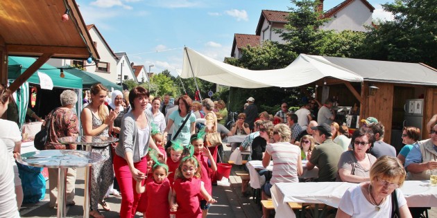 Auf zum Erdbeertanz! Die kleine Tanzformation vom Kindergarten schritt die Erdbeerkerwe ab, um zur Aufführung einzuladen. Foto: Hannelore Nowacki