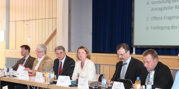 Staatsministerin Priska Hinz wies die Bürger auf die Bedeutung der Einwendung hin als  Voraussetzung für die Teilnahme an der Erörterung und für die Klagemöglichkeit. Foto: Hannelore Nowacki