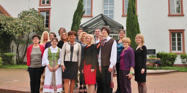 Ein Rundgang durch die Schule und eine Gesprächsrunde mit Schulleiterin Dr. Bronė Narkevičienė, Lehrkräften und Schülern gaben Europa-Ministerin Lucia Puttrich einen Eindruck vom Leben mit zwei Kulturen in Europa. Foto: Hannelore Nowacki