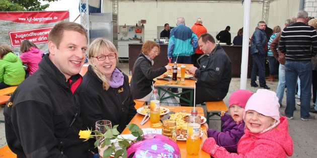 Die Stimmung war gut und es schmeckte bei der Freiwilligen Feuerwehr Bobstadt - ob draußen nach dem Regen oder in der Fahrzeughalle. Foto: Hannelore Nowacki