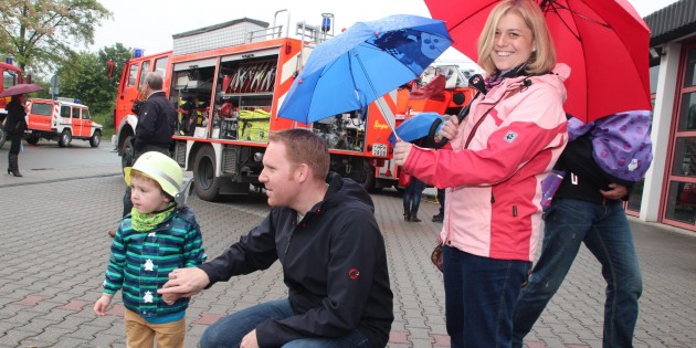 Alles trocken, alles gut. Da die Freiwillige Feuerwehr Lampertheim Mitte sich auf das nasse Wetter eingestellt hatte, mussten die Besucher auf nichts verzichten. Später kam sogar noch die Sonne heraus. Foto: Hannelore Nowacki
