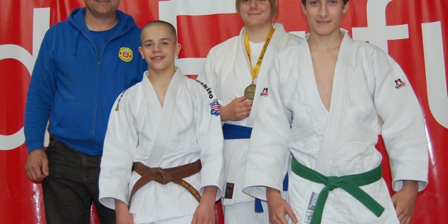 Trainer Lothar Kilian mit seinen erfolgreichen Nachwuchsjudoka Ian Störmer, Sabrina Meißner und Stavros Papadamakis (von links nach rechts). Foto: oh