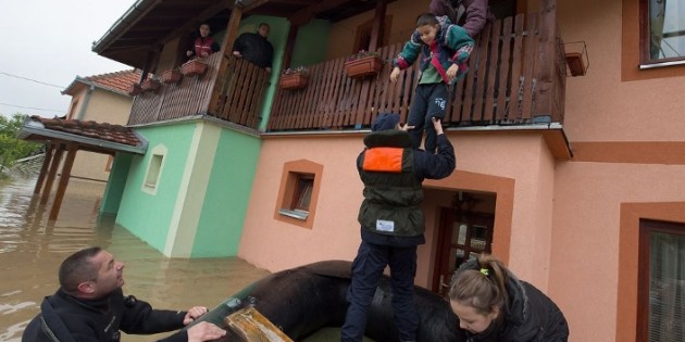 Eine Familie wird aus ihrem Haus in der serbischen Stadt Obrenovac gerettet. Foto: UNICEF Serbia