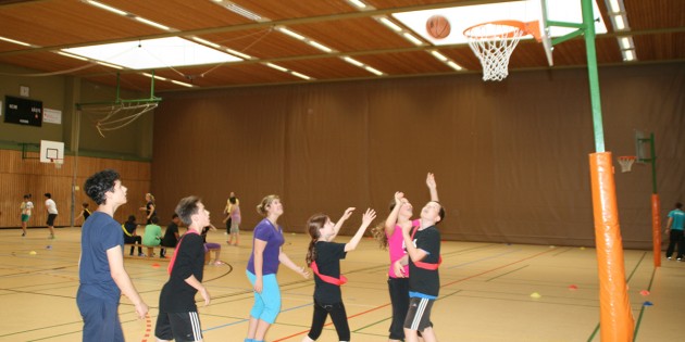 Beim Basketballturnier konnten sich Sechstklässler aller Schulzweige mit ihren Parallelklassen messen. Foto: Eva Wiegand