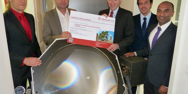 Von links: Lars Gölz, Projektleiter Tourismusagentur, Landrat Matthias Wilkes, Dr. Matthias Zürker, Geschäftsführer der Wirtschaftsförderung Bergstraße GmbH (WFB), Hendrik Frey, Leiter der Energieagentur Bergstraße, und Dominic Schaudt, Leiter Unternehmerservice bei der WFB. Beim Pressegespräch präsentierten sie einen Gutschein, den die Tourismusagentur verlosen wird, sowie eine überdimensionale Fresnel-Linse, mit der die Energieagentur Bergstraße den Gästen des Hessentags die Energie der Sonne demonstrieren wird. Foto: WFB