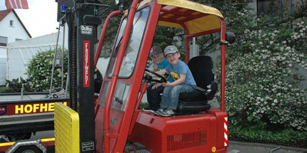 Timo und Nico hatten ihren Spaß mit den ausgestellten Fahrzeugen. Foto: Sigrid Samson