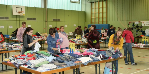 Der sortierte Flohmarkt in Bobstadt hat viele Fans. Am Samstag lockte er nicht nur werdende Mütter an. Foto: Eva Wiegand