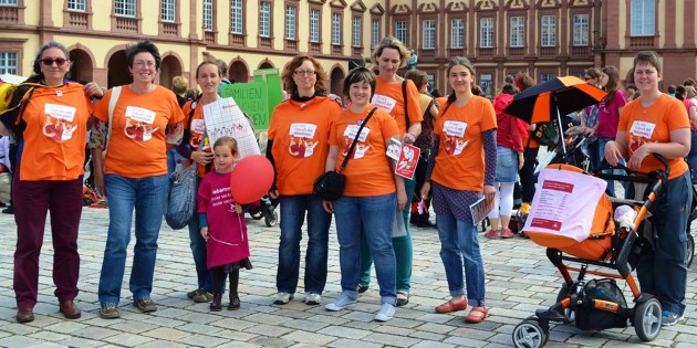 Protestierten für bessere Arbeitsbedingungen für Hebammen: Susanne Keller (Weinheim), Petra Neumann (Sandhofen), Verena Berger (Hüttenfeld), Heike Würth (Lampertheim), Laura Hübner (Bensheim), Susanne Klein (Hemsbach) und Sandra Oelschläger (Bickenbach; v.l.). Foto: oh