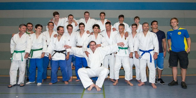 Gemeinsames Mannschaftsfoto des Judoteam Bergstraße und der KG Bürstadt-Rimbach mit Trainer Christoffer Stier (ganz vorne). Foto: oh