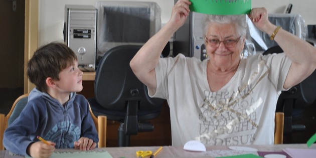 Hatten viel Spaß beim gemeinsamen Basteln: Nicola aus der Kita Saarstraße und Inge Netscher von der Kreativgruppe der „Alten Schule". Foto: Benjamin Kloos