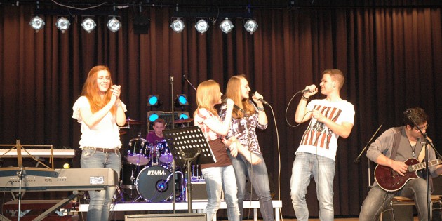 Mitglieder der Bandcoaching-AG des LGL begeisterten die Zuschauer bei der Band-Jam in der Hans-Pfeiffer-Halle. Foto: Sigrid Samson