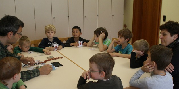 Die Vorschulkinder der Kindertagesstätte Sonnenschein lauschten den Geschichten von Vorleser Michael Held. Foto: Eva Wiegand