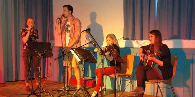 Eine großartige musikalische Darbietung zeigten unter anderem das Ensemble der Musikschule mit Jana Müller (Gesang, l.), Madzid Hambiralovic (Gesang, 2.v.l.), Chiara Metzner (Violine, 2.v.r) und Nerma Hambiralovic (Gitarre, r.). Foto: Sigrid Samson