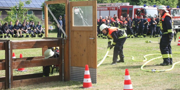 Jeder Arbeitsschritt muss sitzen: Im praktischen Teil wurde ein Hausbrand mit Personenrettung demonstriert. Foto: Eva Wiegand