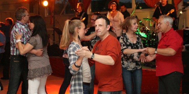 Auch die Sackschdoahogger ließen es sich nicht nehmen und hießen den Frühling mit einer ordentlichen Tanz in den Mai-Party in der Halle des Kaninchenzuchtvereins H18 willkommen. Foto: Eva Wiegand