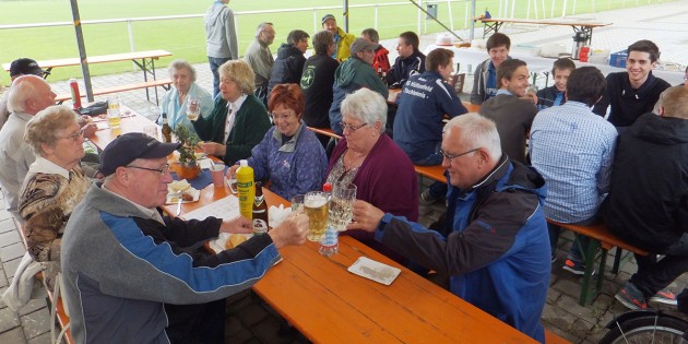 Feiernde SGH-Anhänger trotzen am 1. Mai dem Wetter. Foto: oh