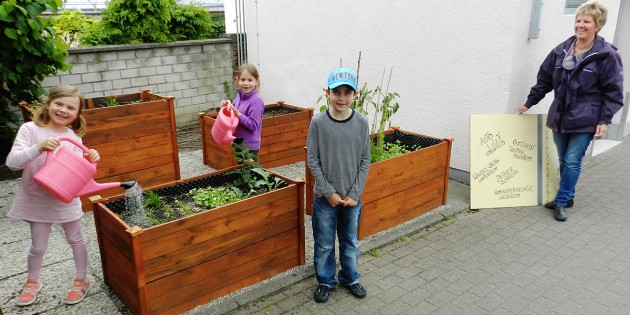 Britta Hördt (rechts) mit Kindern der Seehofschule an den Hochbeeten. Foto: oh