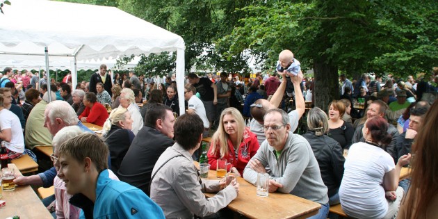 Volle Bänke an der Grillhütte: das traditionelle Waldfest lockte wieder zahlreiche Gäste an. Foto: Eva Wiegand