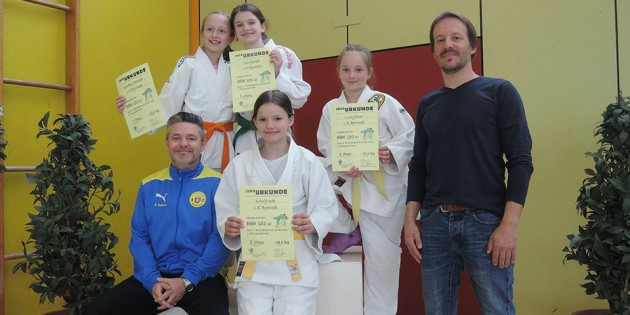Jennifer Schmidt, Lea Daniel, Julia Kruck und Lucia Kissel (von links nach rechts) freuen sich mit den Betreuern Frank Daniel und Trainer Klemens Timm. Foto: Danny Schmidt