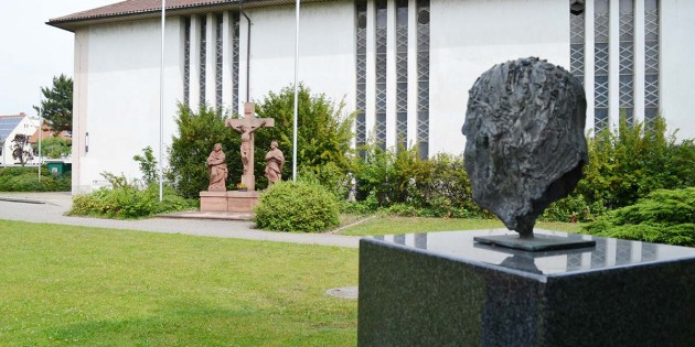 Vor der Kreuzungsgruppe hinter der Kirche Mariä Verkündigung wird erstmals am Pfingstmontag, 9. Juni, um 11 Uhr ein ökumenischer Gottesdienst der Gemeinden Mariä Verkündigung und Martin-Luther mit anschließendem Beisammensein abgehalten. Foto: Steffen Heumann