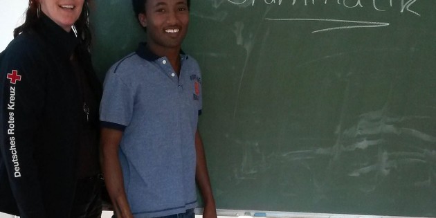 Gaby Schüssler von der DRK-Migrationsberatung sucht ehrenamtliche Lehrer für die DRK-Sprachkurse sowie Unterstützung in deutscher Grammatik für Mohamed Muse. Foto: oh