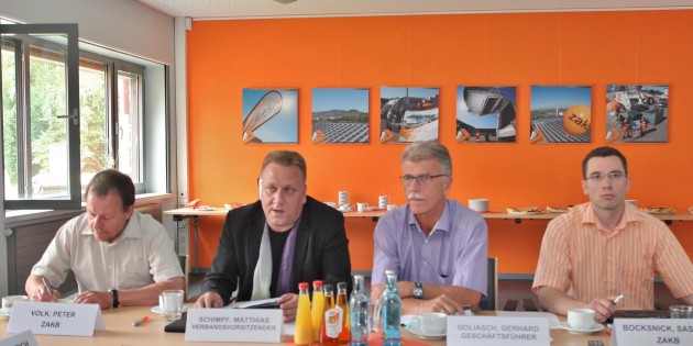 Zweckverbandsvorsitzender Matthias Schimpf und ZAKB-Geschäftsführer Gerhard Goliasch standen beim Pressegespräch Rede und Antwort. Die fachlichen Gutachter referierten die umfassenden Ergebnisse ihrer Untersuchungen. Foto: Hannelore Nowacki