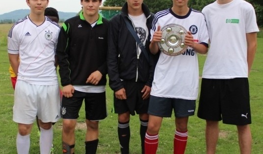 Freuten sich über den provisorischen Wanderpokal: Die Gewinner des „J&J-Turniers". Foto: oh