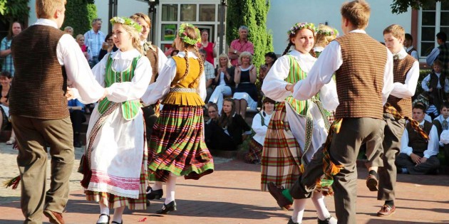 Farbenfrohe Trachten und Tänze gibt es beim Johannisfest im Litauischen Gymnasium am 21. Juni ebenfalls zu  sehen. Neben der Einweihung eines neuen Basketballplatzes stehen auch Johanniskränze flechten und die Suche nach der „Blüte des Farnkrauts” um Mitternacht auf dem Programm. Archivfoto: Hannelore Nowacki