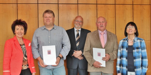 Amtsgerichtsdirektor Lothar Schwarz (Mitte) hatte zur Verabschiedung der Riedroder Ortsgerichtsmitglieder Dieter Geiß (links) und Erich Standfuß eingeladen. Bürgermeisterin Barbara Schader war Gastgeberin im Sitzungszimmer des Rathauses. Anette Kruzycki (rechts) ist Geschäftsführerin des Amtsgerichts Lampertheim. Foto: Hannelore Nowacki