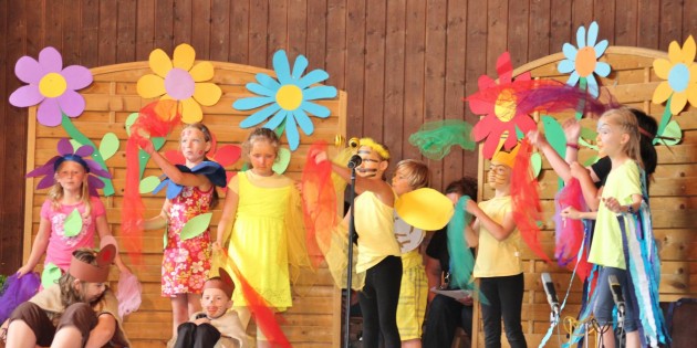 „Der Sommer und das Muffeltier“ war ein kleines Musical, das Kinder der 1., 2. und 4. Klassen einstudiert hatten. Pfarrer Arne Polzer begleitete sie an der Gitarre. Die Projektgruppe hatte auch das schöne Bühnenbild angefertigt. Foto: Hannelore Nowacki