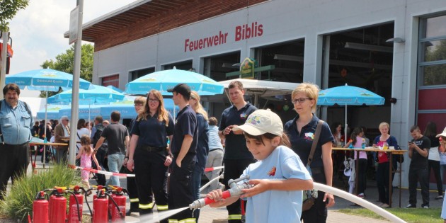 Bei der Übung zeigt sich: Feuer löschen ist harte Arbeit und ein strammer Strahl aus dem Strahlrohr lässt sich nur mit Krafteinsatz bändigen. Foto: Hannelore Nowacki