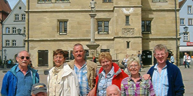 Unterwegs auf dem Frankenweg: Die Bürstädter Wanderfreunde Heinz und Irmlinde Keilmann, Jürgen Seidler, Elfriede Deckenbach, Siglinde und Werner Schnell sowie 
kniend Helmut Kreiling und Dieter Siebel (v.l.n.r.). Foto: oh