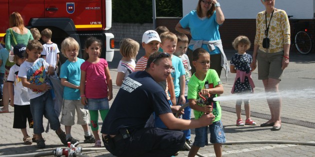 Die Brandschutzerziehung der Hofheimer Feuerwehr war spannend und interessant für die Vorschulkinder. Die jungen Besucher waren mit Feuereifer bei der Sache. Foto: oh