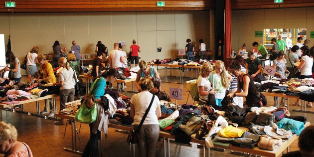 Die Besucherinnen stöberten gerne in den vielfältigen Angeboten beim Frauenflohmarkt der Krabbelkäfer Bürstadt, um das ein oder andere Schnäppchen zu ergattern. Foto: Sigrid Samson