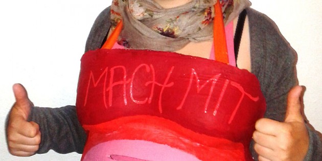 Laura Hübner, Hebamme aus Bensheim, mit einem Gipsbauch, in dem die Teilnahmelose gesammelt werden. Foto: oh