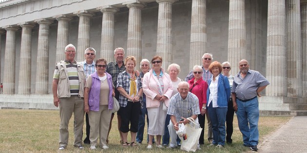 Die Wandergruppe des Odenwaldklub Lampertheim vor der Walhalla bei Donaustauff. Foto: oh