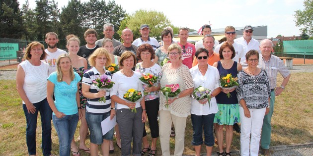 Glückliche Gesichter bei der Siegerehrung der „Bergsträsser Open“  auf der Anlage des TC Rot-Weiß Lampertheim. Foto: oh