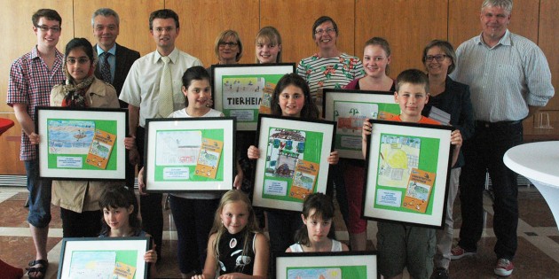 Im Rahmen der Präsentation des ersten Lampertheimer Kinderstadtplans fand auch die Prämierung der neun Gewinner des Malwettbewerbs statt und die Übergabe der ersten Pläne an die Schulleiterinnen - Bürgermeister Gottfried Störmer (3.v.l.), Erster Stadtrat Jens Klingler (4.v.l.), Marius Schmidt (l.), Arbeitskreis Jugend, und Manfred Scholz (r.), Stadtjugendpflege, mit den Gewinnern und den Lampertheimer Schulleiterinnen. Foto: Sigrid Samson