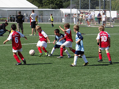 Die jungen Fußballer des TV Lampertheim haben Spaß am Spiel - so wie hier beim Familientag 2013. Foto: oh