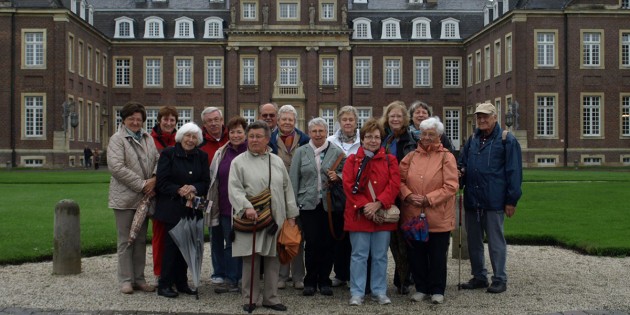 Waren von den Burgen und Schlössern im Münsterland angetan: Die Reisegruppe der Frauengemeinschaft Mariä Verkündigung. Foto: oh