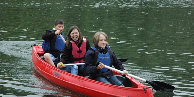 Sowohl Väter, aber auch Kinder, stiegen gerne mal zum Paddeln ins Boot am Althrein beim „Vatertagsfest" des WSV. Foto: Sigrid Samson