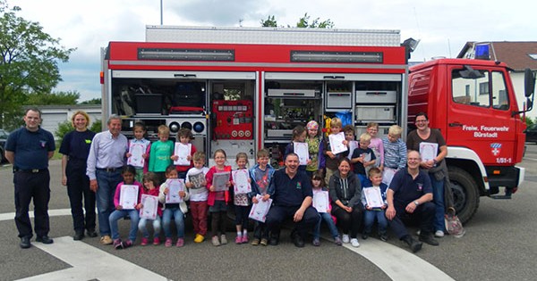 Der Besuch bei der Feuerwehr Bürstadt begeistert die Vorschulkinder der Kita St. Peter. Foto: oh