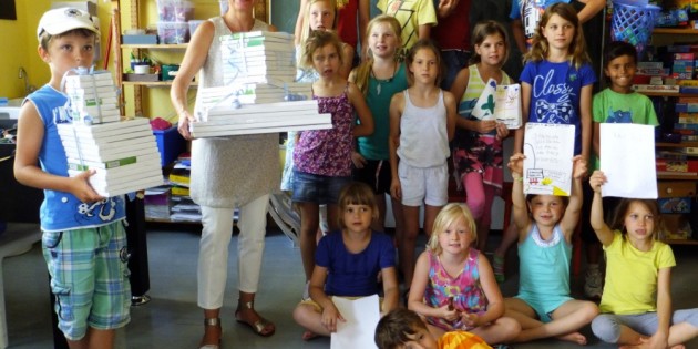 Beate Däuwel vom Kinderhospiz „Sterntaler“ aus Mannheim freut sich über die Spende der Betreuungskinder der Seehofschule. Foto: oh