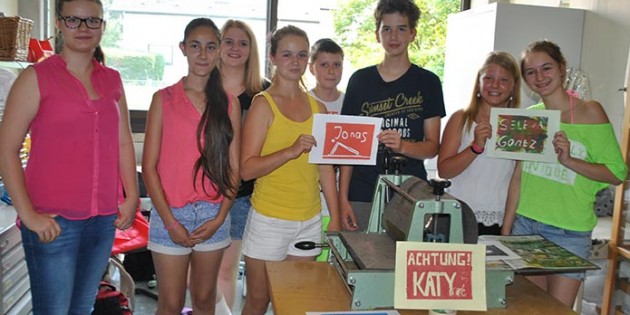 Entführten die neugierigen Besucher in die Welt der Druckkunst: Die Schüler der Klasse 7Rd der EKS. Foto: Benjamin Kloos