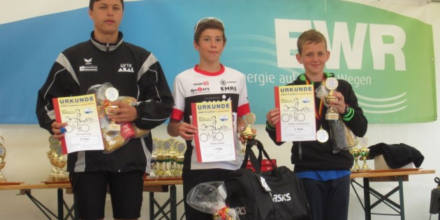 Strahlende Gesichter bei der Siegerehrung der Jugend B: Michael Ewig (l.) und RubenWiedemann (r.). Foto: oh