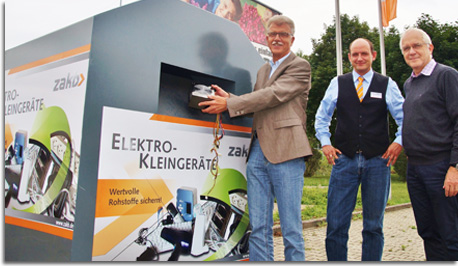 Neues Konzept: Der Zweckverband Abfallwirtschaft Kreis Bergstraße (ZAKB) will künftig im Kreisgebiet vermehrt Möglichkeiten anbieten, ausgediente Haushaltsgeräte zu entsorgen. Was bislang nur zentral bei den Wertstoffhöfen möglich war, soll künftig auch dezentral über Container an vielfrequentierten Stellen in Städten und Gemeinden funktionieren. Ein erster Container wurde dieser Tage auf dem Gelände des OBI-Marktes in Bensheim aufgestellt. Das Foto zeigt (von links): ZAKB-Geschäftsführer Gerhard Goliasch, OBI-Marktleiter Alexander Schwab und Helmut Sachwitz, stellvertretender Vorsitzender der Zweckverbandsversammlung und Erster Stadtrat der Stadt Bensheim. Foto Thomas J. Zelinger