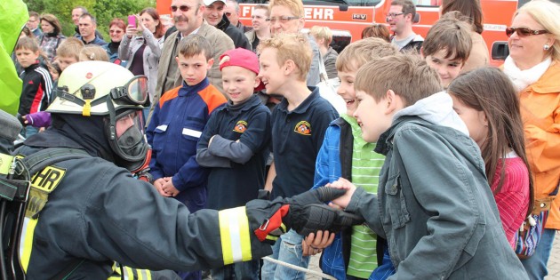 Feuerwehr zum Anfassen und für den Ernstfall gerüstet. So präsentieren sich die Floriansjünger aus Lampertheim beim Tag der offenen Tür. Aus aktuellem Anlass geht der TIP der Frage nach, welche Regeln und gesetzliche Grundlagen für Einsatzfahrten bzw. das Nutzen von Wegerechten gelten. Archivfoto: Hannelore Nowacki